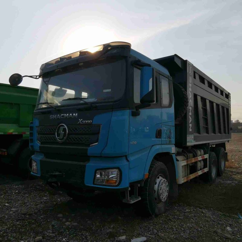 Caminhão de descarga pesado de 400 hp configurado com suspensão de rodagem aérea para desempenho ideal