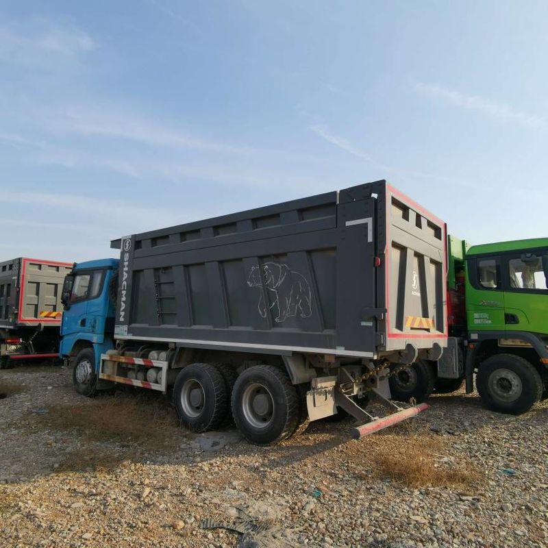 Caminhão de descarga pesado de 400 hp configurado com suspensão de rodagem aérea para desempenho ideal