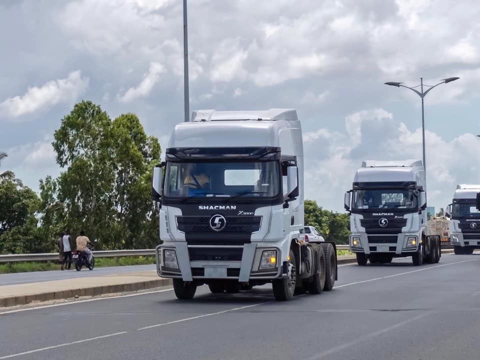 SHACMAN X3000 6X4 Tractor Head 420HP 450HP Tractor Truck Single Double Sleeper Direito para a Tanzânia