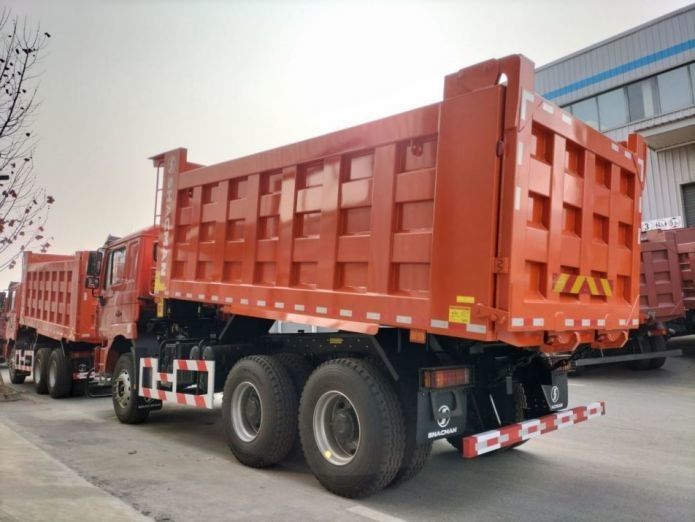 Caminhão de descarga vermelho de neon 25 toneladas Capacidade 20 metros cúbicos Corpo de descarga MAN eixo a diesel