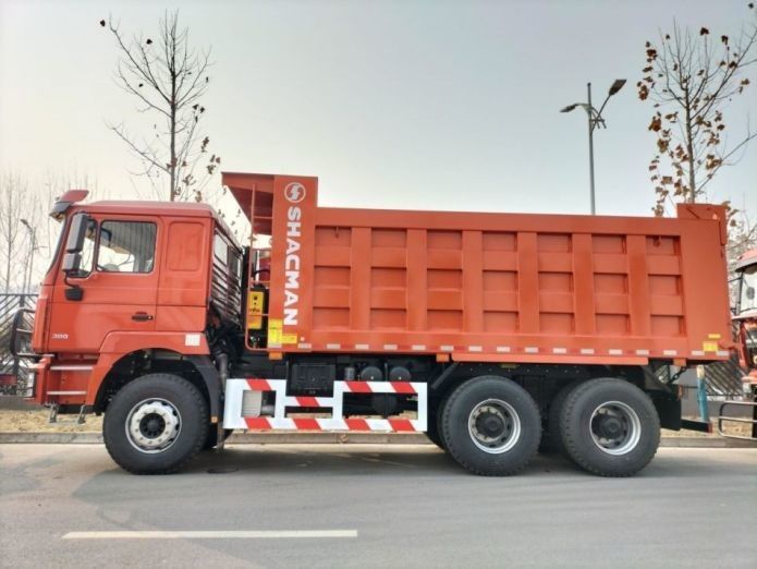 Caminhão de descarga vermelho de neon 25 toneladas Capacidade 20 metros cúbicos Corpo de descarga MAN eixo a diesel