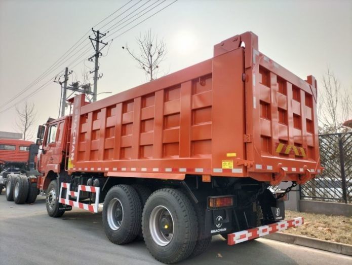 Caminhão de descarga vermelho de neon 25 toneladas Capacidade 20 metros cúbicos Corpo de descarga MAN eixo a diesel