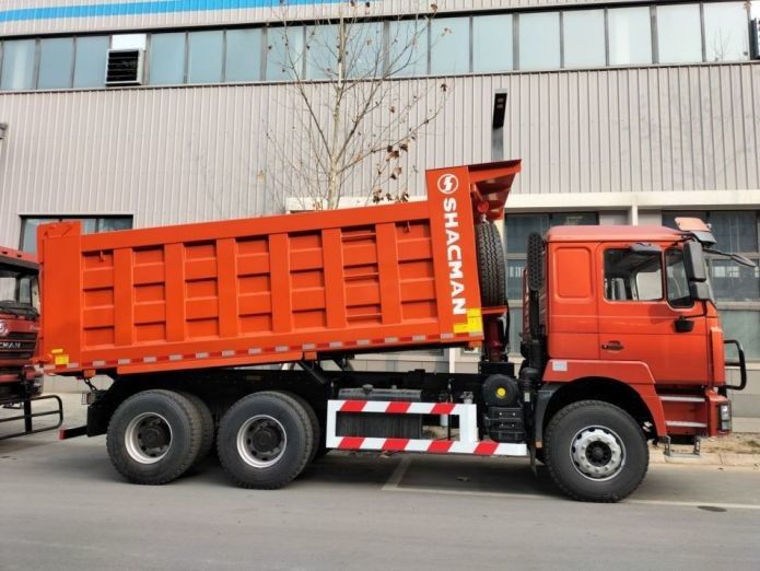 Caminhão de descarga vermelho de neon 25 toneladas Capacidade 20 metros cúbicos Corpo de descarga MAN eixo a diesel